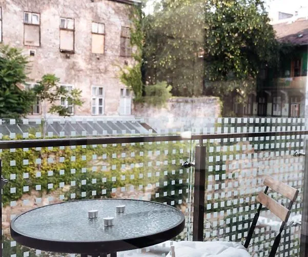 Apartament B 204, In The Heart Of Budapesta